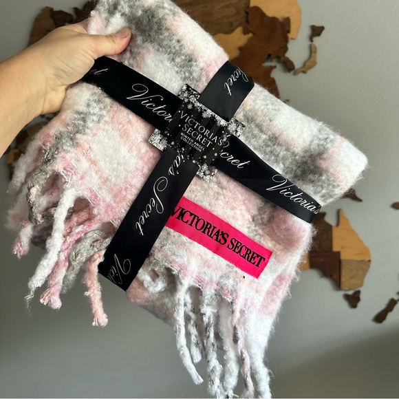 VICTORIA’S SECRET Winter Angel Collection Blush Grey Plaid Plaid Scarf New Tags - Picture 1 of 7